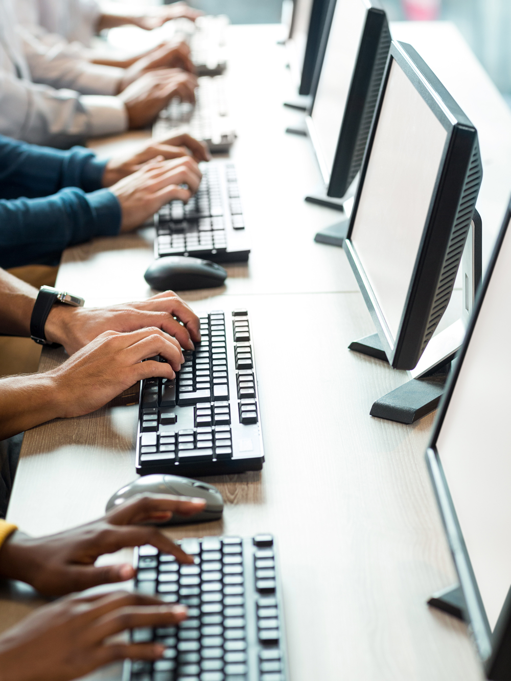Gruppe Mitarbeitende mit Computer für IT-Service