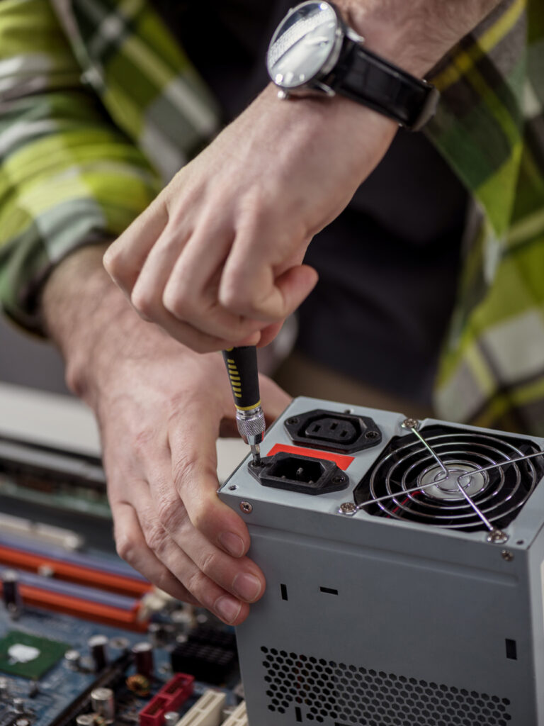 Techniker repariert Computer