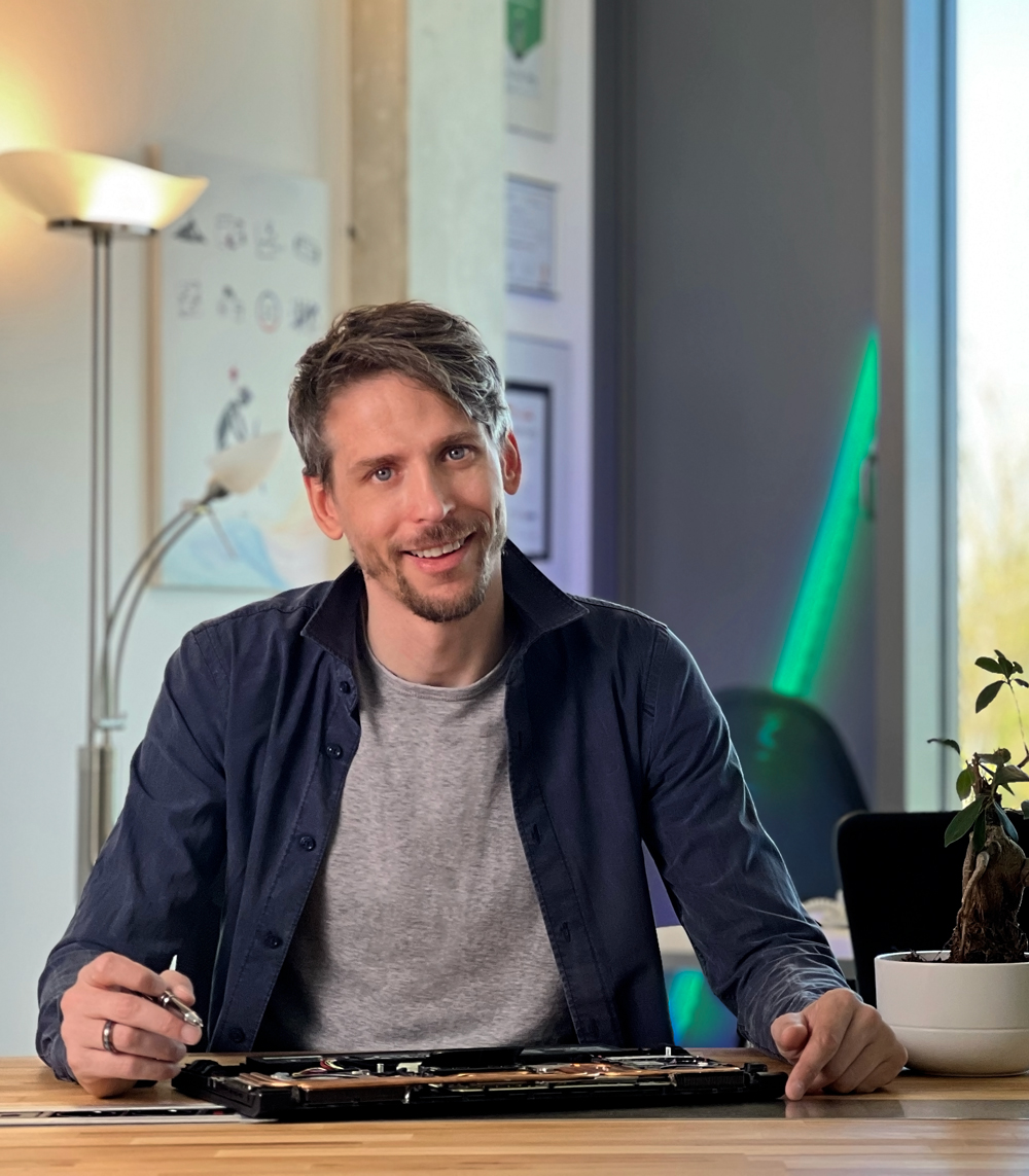 Peter Bartonik bei einer Reparatur